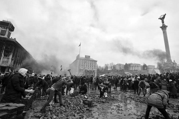 Protesters+in+the+Ukraine+tear+up+cobblestones+as+fighting+continues.