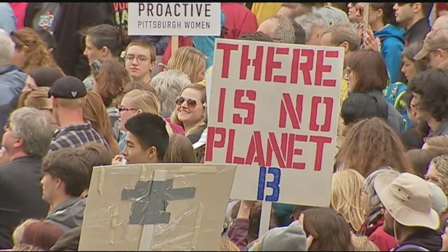 A large crowd gathers in Oakland for the Science March. (source: WPXI (Channel 11 news)
