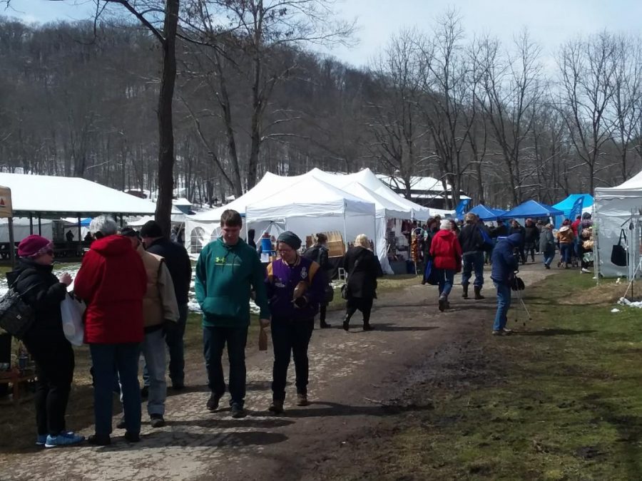 People flocki to look at different crafters at the festival.