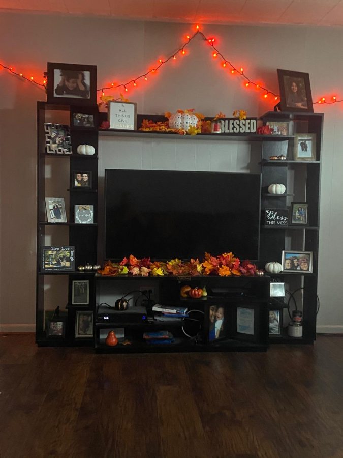 Freedom Alumni Kylie Petcovic’s living room decorated to the core full of all her fall favorites and decorations. 