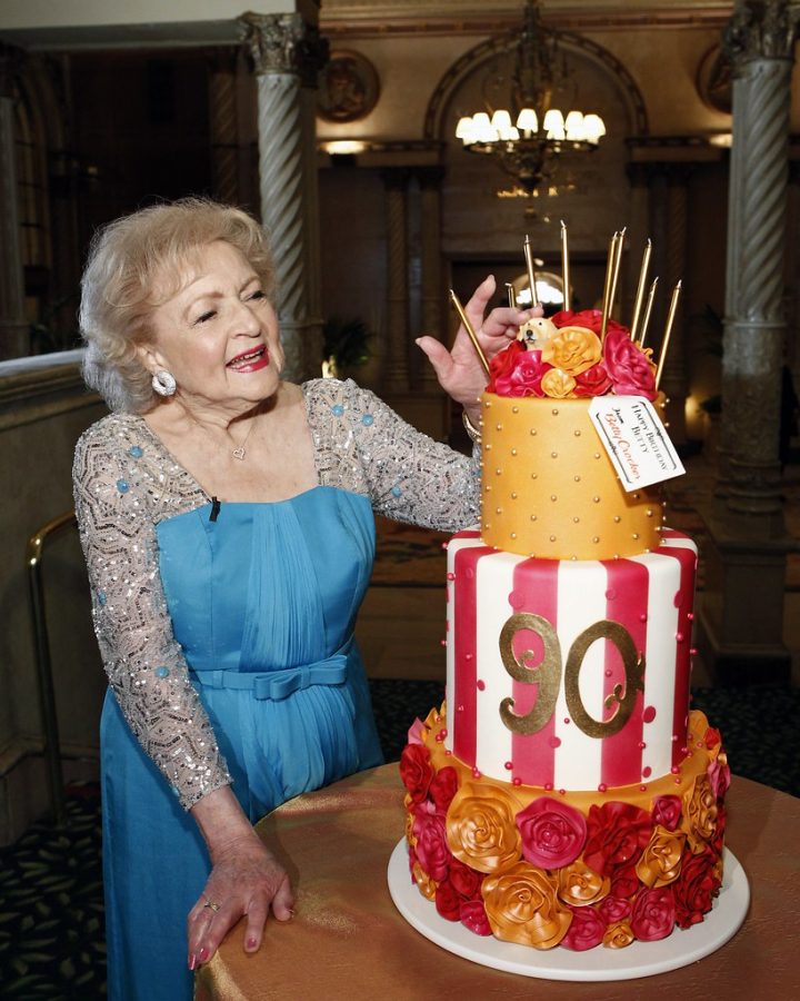 Betty+White+admires+her+cake+during+her+90th+birthday+celebration+in+2012.