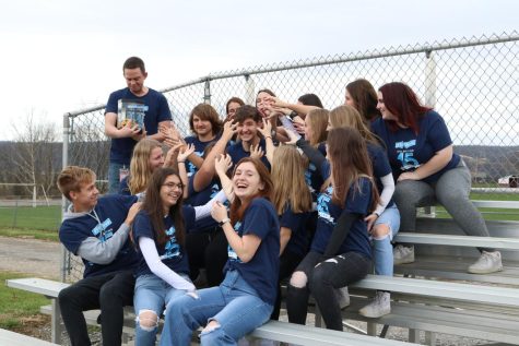 The 2021-2022 Print Media Workshop class poses for a lighthearted photo on Dec. 16, 2021.