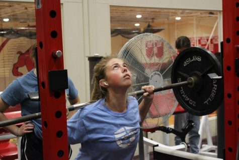 Students work on self-confidence in Weightlifting and Leadership course