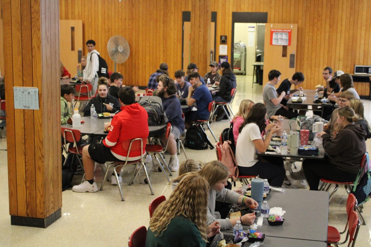 A bunch of Lunch: Students eat and talk with one another during their B-lunch on Sept. 19 in the cafeteria