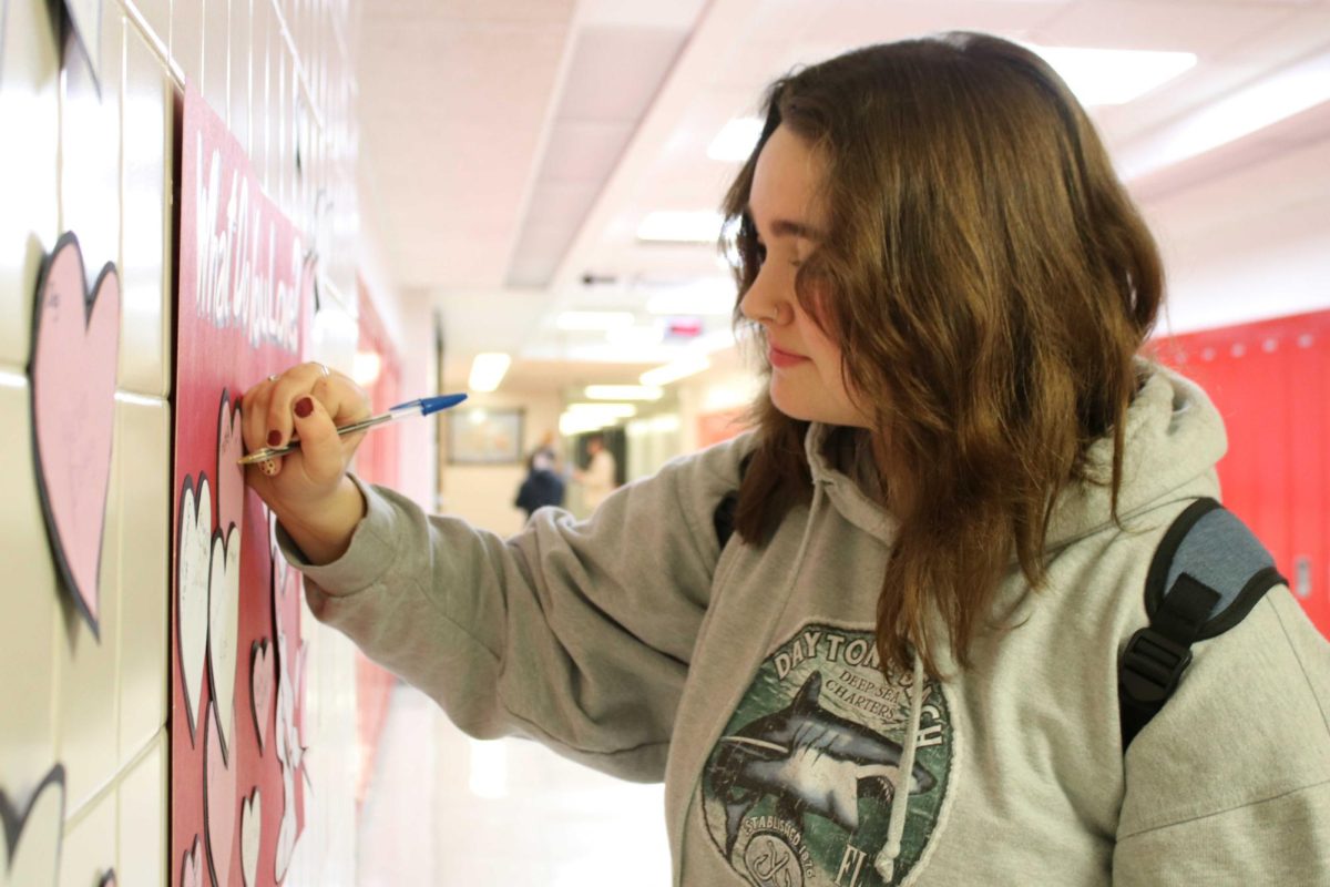 Monthly messages: On the wall by the main stairwell, the Youth Ambassadors Program creates a positive monthly message wall for students to write down their responses to different prompts. Sophomore Elizabeth Smith was one of the many students who wrote down what or who they loved in their lives this month. 